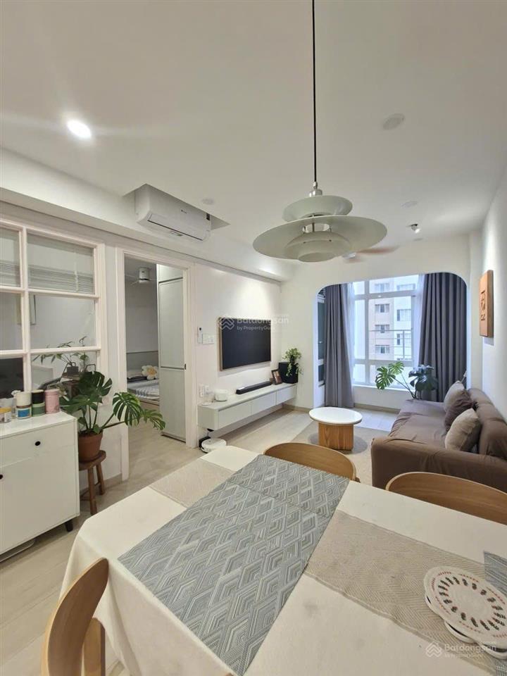 Bán căn hộ đẹp tại sky garden 3. dt 56m2 nhà thiết kế 2 phòng, 1 wc, tặng nội thất. giá 4.9 tỷ