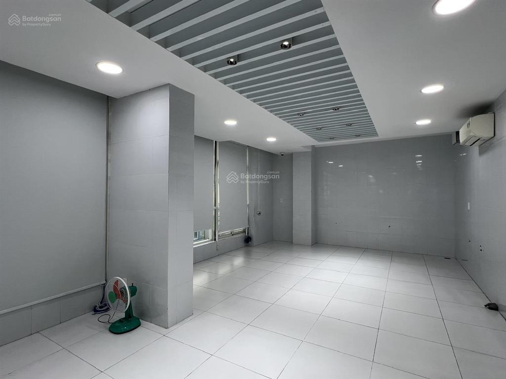 Cho thuê tòa nhà 2 mặt tiền căn góc 149 nguyễn văn cừ, giáp ranh quận 1