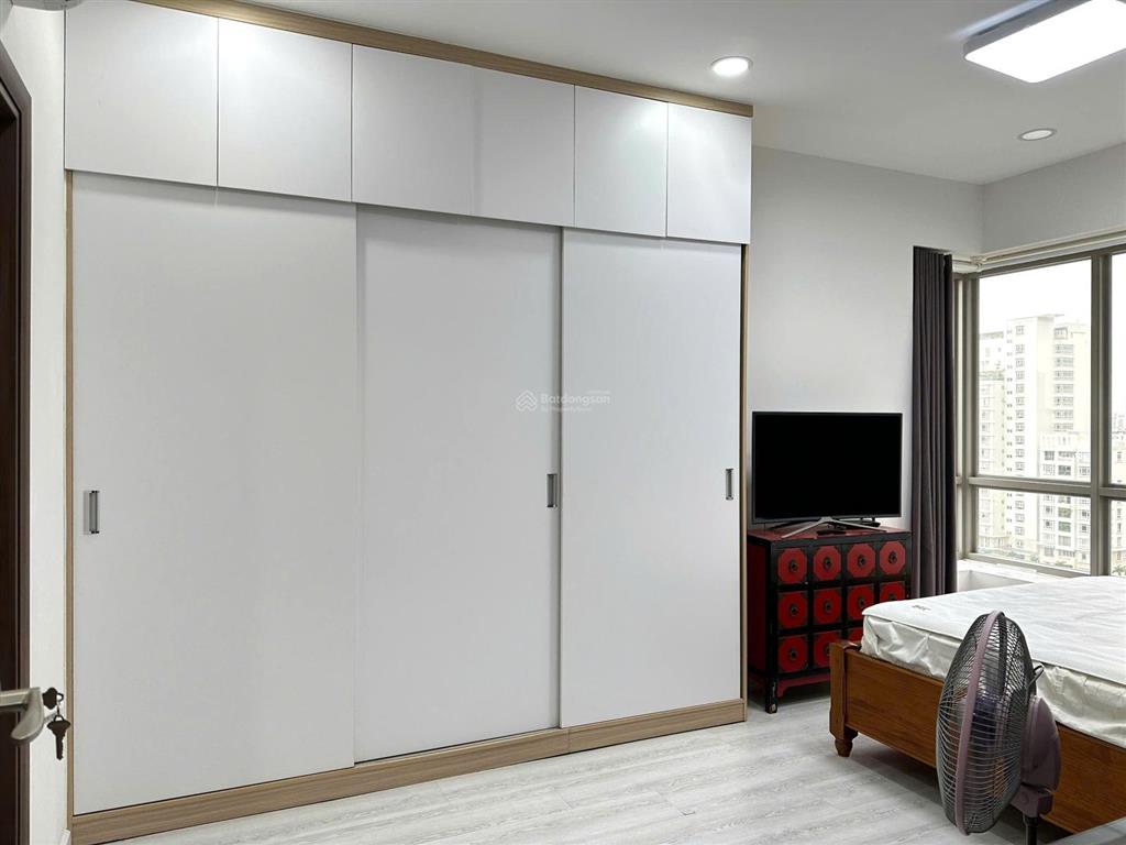 Gấp. chủ gửi bán gấp căn hộ 3pn lầu 10, có ô xe, view biệt thự cc hưng phúc 1 giá 9,5 tỷ
