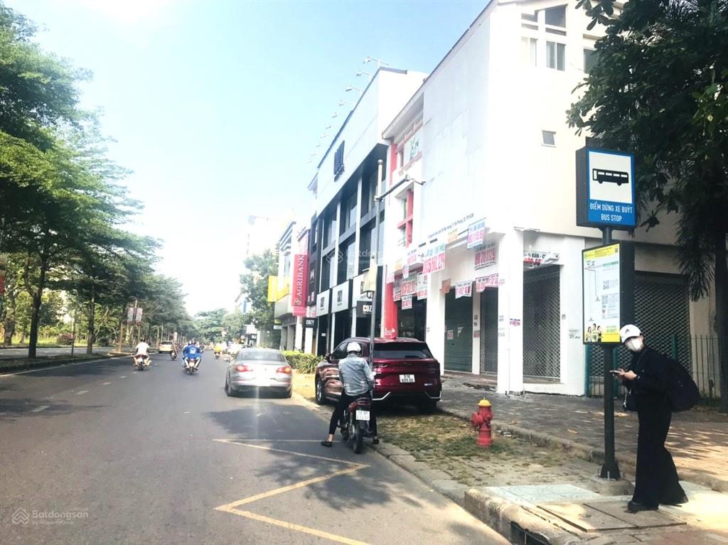 New. chủ thiện chí cho thuê văn phòng trung tâm phú mỹ hưng, 100m2, sẵn bàn ghế, 16tr/tháng