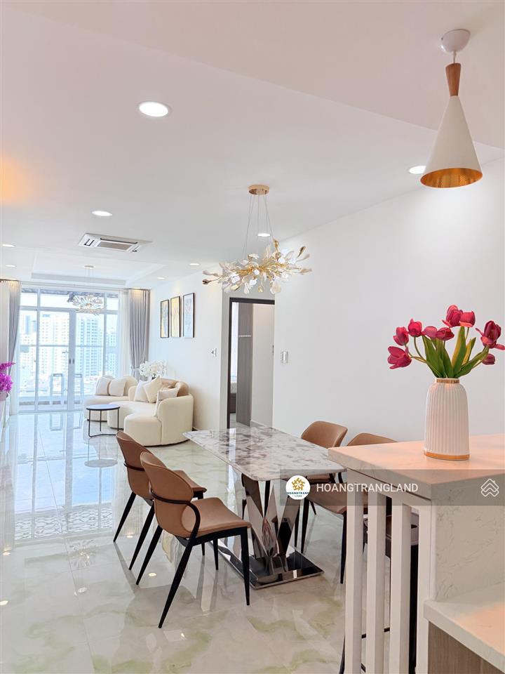 Bán gấp 2pn 2wc hoàng anh thanh bình q7  nhà siêu rộng cực đẹp view q1.  trang hatb 0905 521 ***