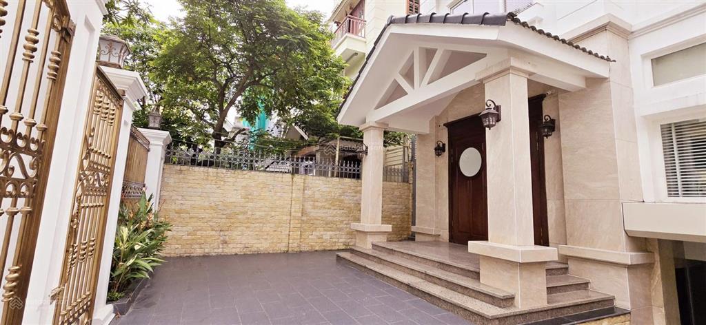 Cho thuê gấp căn góc biệt thự làng việt kiều  mỗ lao 179m2, hoàn thiện nội thất cực đẹp. giá tốt