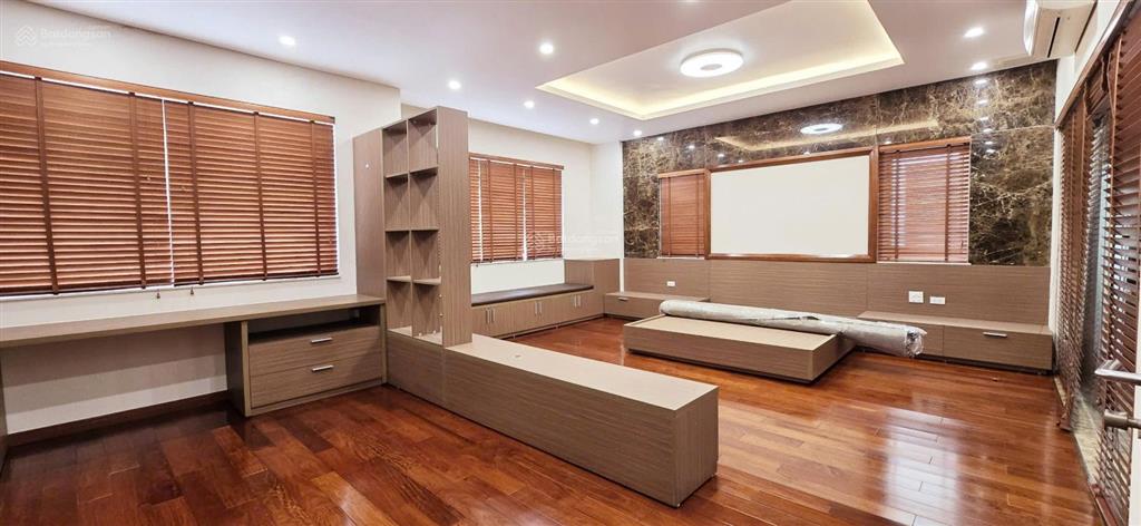 Cho thuê gấp căn góc biệt thự làng việt kiều  mỗ lao 179m2, hoàn thiện nội thất cực đẹp. giá tốt