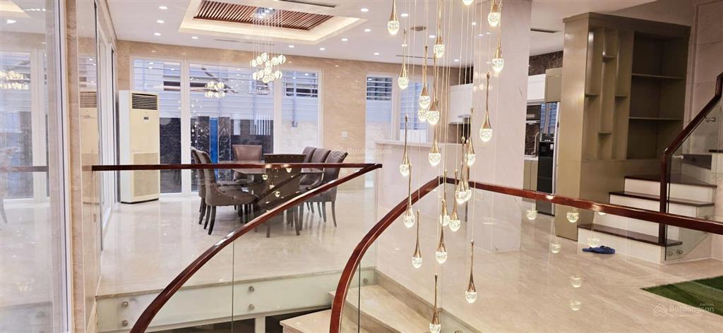 Cho thuê gấp căn góc biệt thự làng việt kiều  mỗ lao 179m2, hoàn thiện nội thất cực đẹp. giá tốt