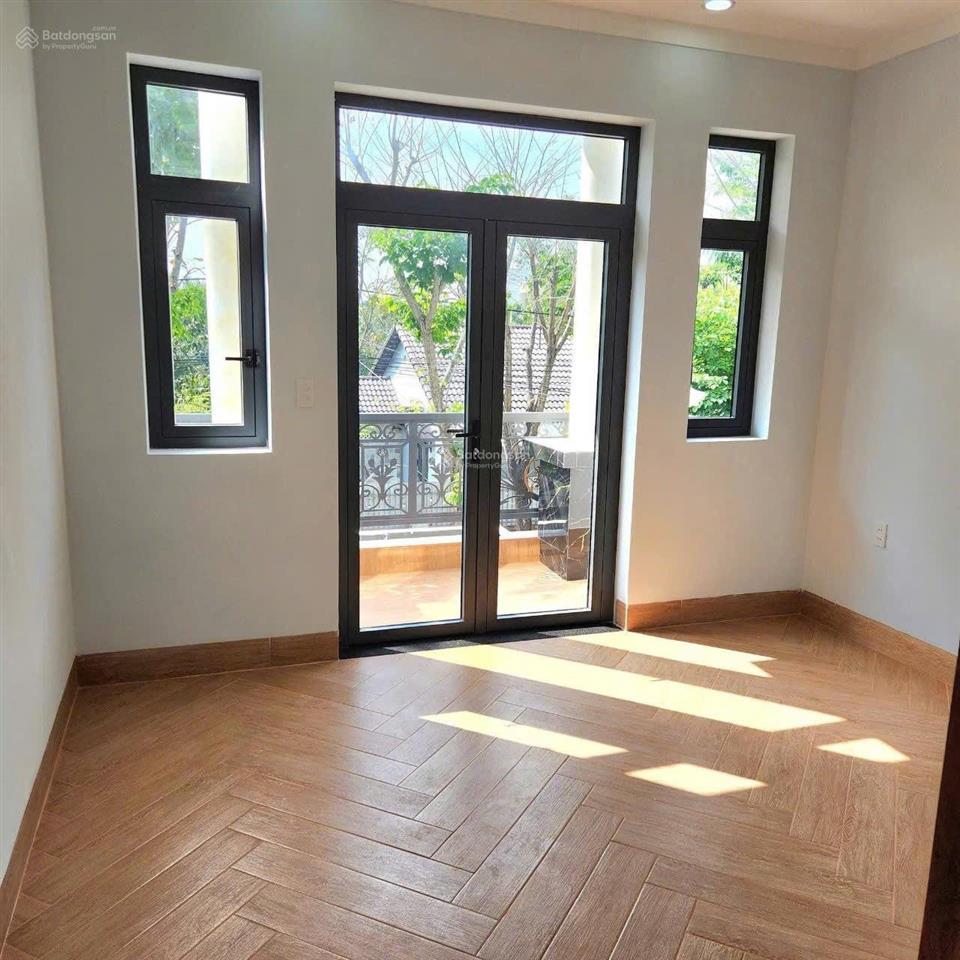 Nhà 3 tầng  có sân rộng đậu ô tô  đường lò lu quận 9 cũ