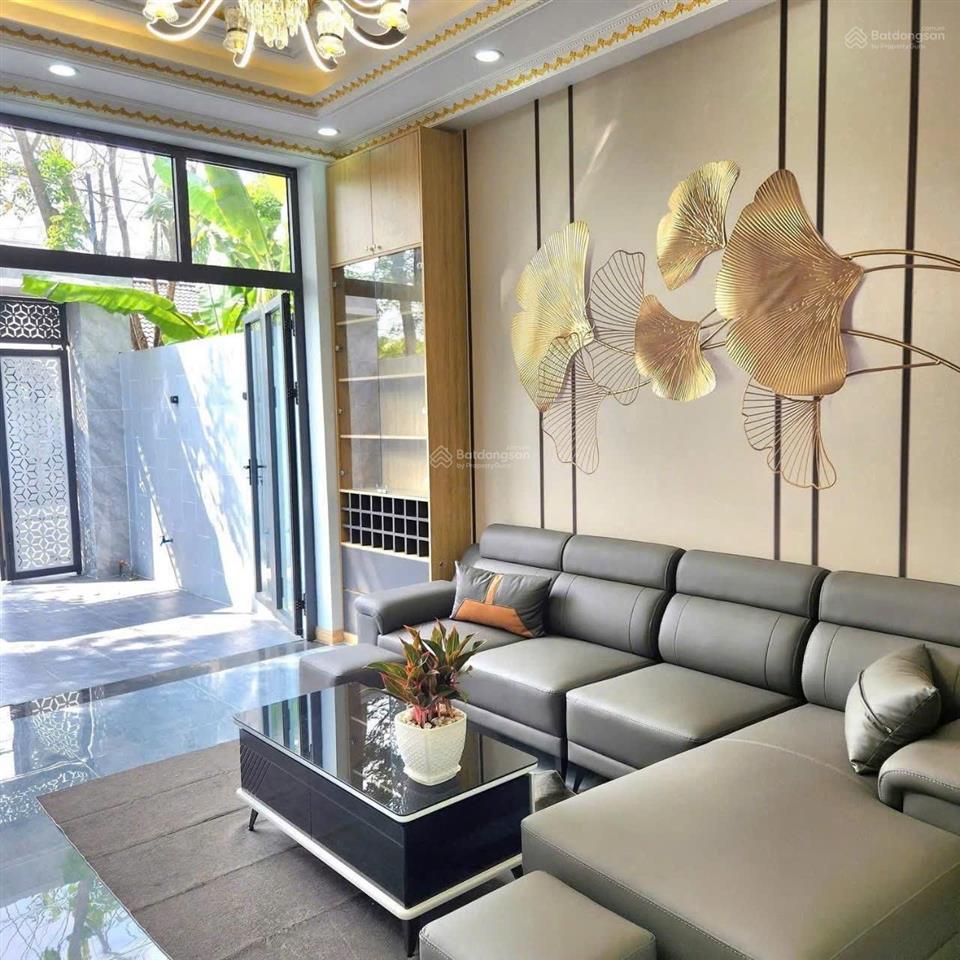 Nhà 3 tầng  có sân rộng đậu ô tô  đường lò lu quận 9 cũ