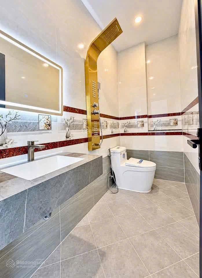 Nhà 3 tầng  sân thượng  xây mới  cách lã xuân oai đúng 50m  xe hơi đậu cửa  q9 cũ