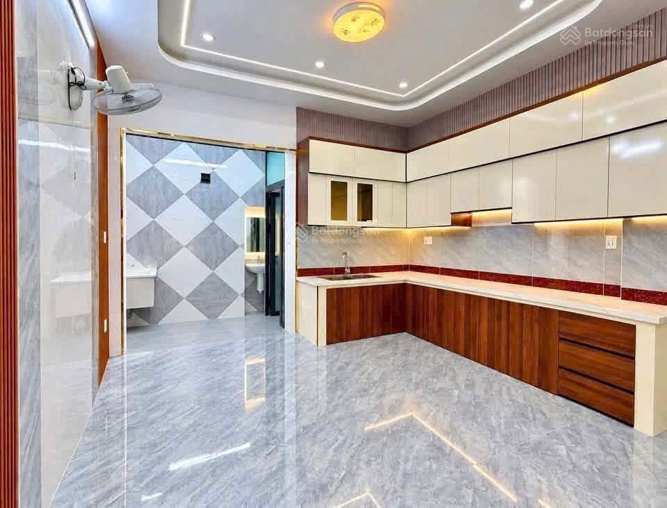 Nhà 3 tầng  sân thượng  xây mới  cách lã xuân oai đúng 50m  xe hơi đậu cửa  q9 cũ