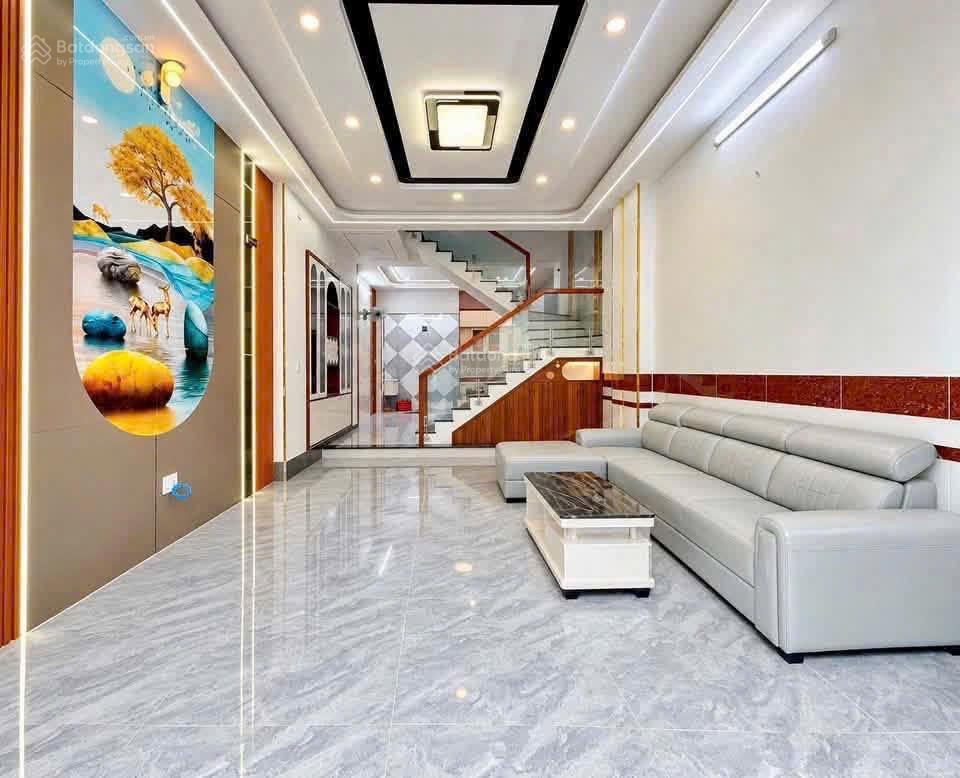 Nhà 3 tầng  sân thượng  xây mới  cách lã xuân oai đúng 50m  xe hơi đậu cửa  q9 cũ