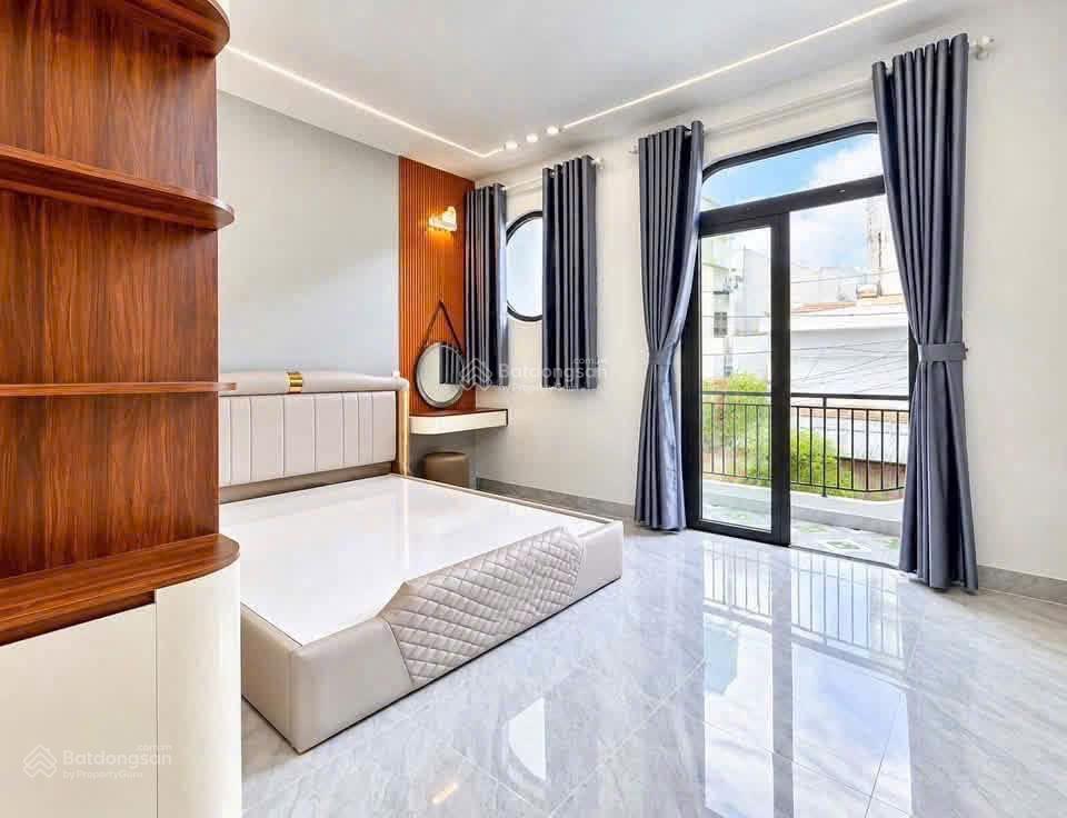 Nhà 3 tầng  sân thượng  xây mới  cách lã xuân oai đúng 50m  xe hơi đậu cửa  q9 cũ