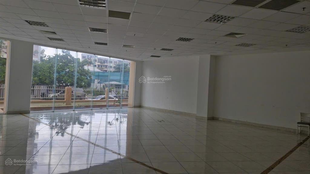 Cần cho thuê mặt bằng, mặt tiền 20 mét sảnh chính tầng trệt làm showroom