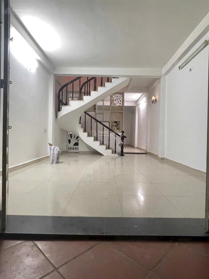 8 tỷ mặt tiền ngang 4m. nhà đường rộng 10m thông kd . không lỗi phong thủy . phan huy ích gv