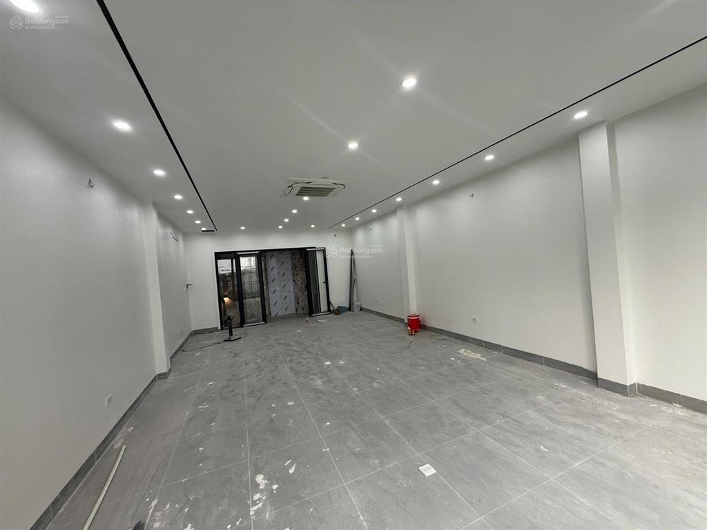 Cho thuê nhà liền kề mặt đường ô tô tải, 60m2, 5 tầng thang máy thông sàn mới tinh tại linh đàm