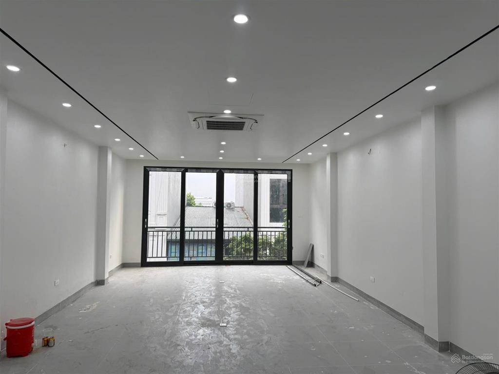 Cho thuê nhà liền kề mặt đường ô tô tải, 60m2, 5 tầng thang máy thông sàn mới tinh tại linh đàm