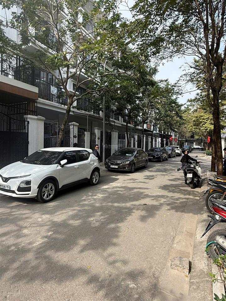 Cho thuê nhà liền kề mặt đường ô tô tải, 60m2, 5 tầng thang máy thông sàn mới tinh tại linh đàm