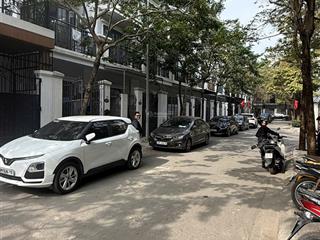 Cho thuê nhà liền kề mặt đường ô tô tải, 60m2, 5 tầng thang máy thông sàn mới tinh tại linh đàm