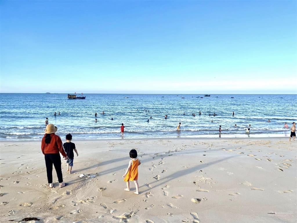 Đất biển ở tân thanh, cát tiến giá 1,35 tỷ, diện tích 8x25m=200m2, đường chính 20m có vỉa hè 4,5m