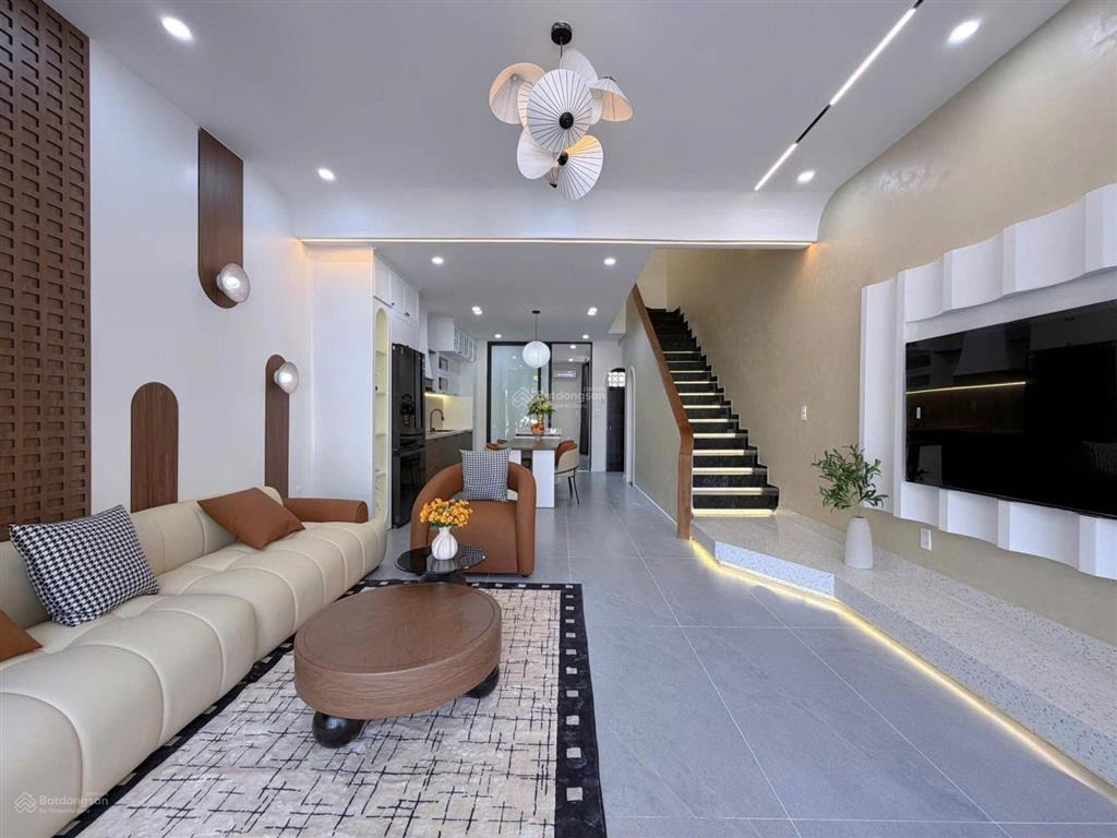Nhà 3 tầng mới 100%  nam cầu nguyễn tri phương hướng đông nam cực mát