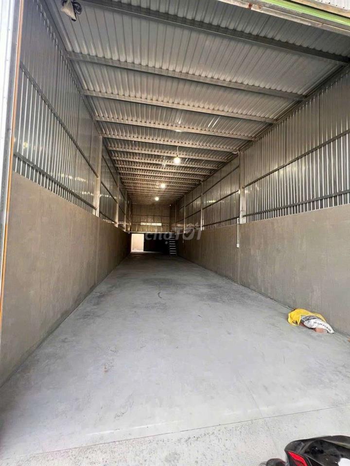 xưởng mặt tiền  kênh Thạnh Lộc 31 ngã tư ga. DT 5x30m có gác Giá 9tr