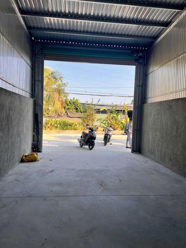 xưởng mặt tiền  kênh Thạnh Lộc 31 ngã tư ga. DT 5x30m có gác Giá 9tr