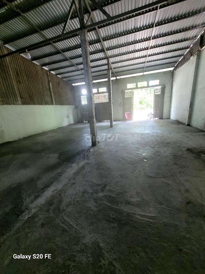 Xưởng 1/ Hà Huy Giáp quận 12
Gần cao đẳng điện Lực
DT : 10x16m có gác