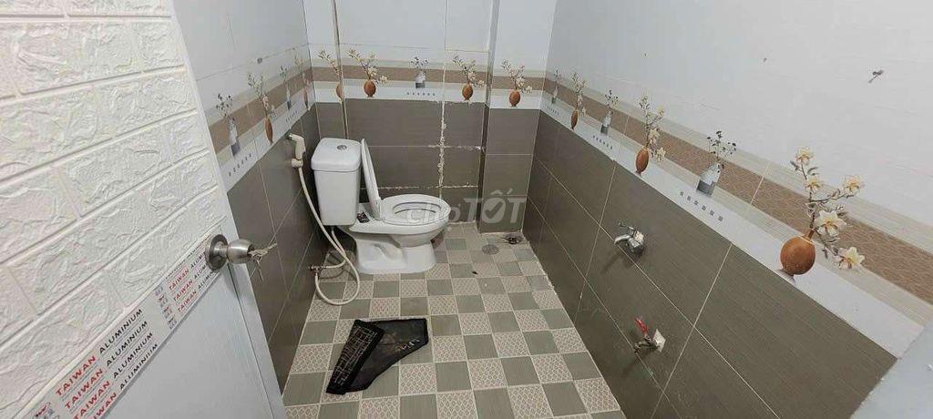 Mặt tiền Thạnh lộc 16
DT 4x25m có gác thích hợp ở và làm văn phòng 8tr