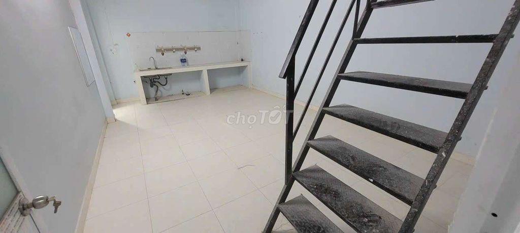 Mặt tiền Thạnh lộc 16
DT 4x25m có gác thích hợp ở và làm văn phòng 8tr