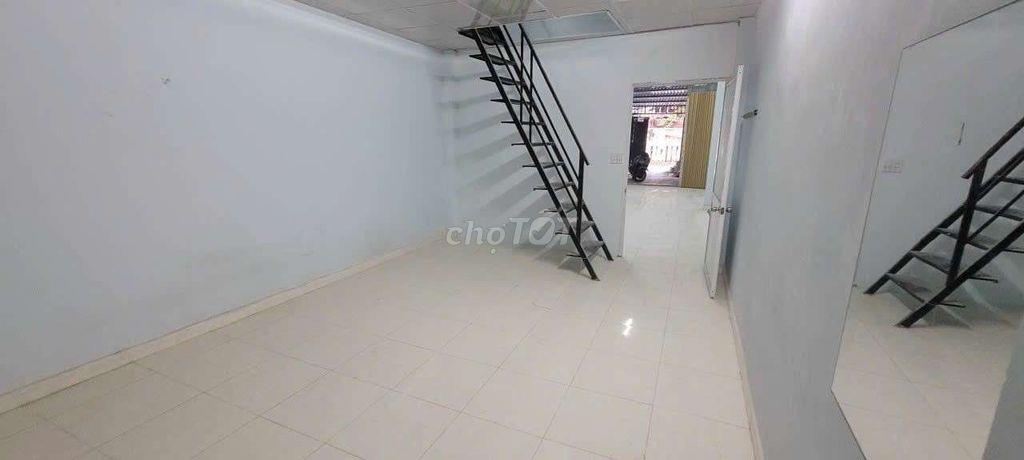 Mặt tiền Thạnh lộc 16
DT 4x25m có gác thích hợp ở và làm văn phòng 8tr