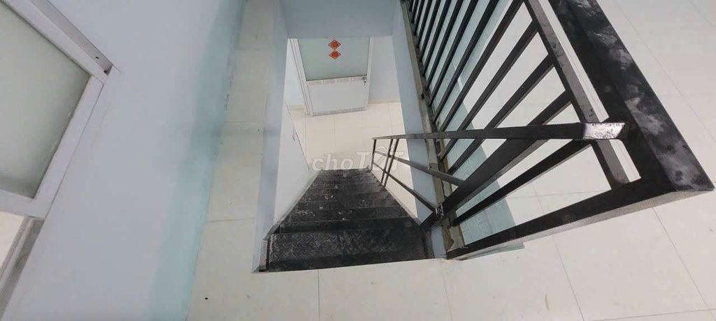Mặt tiền Thạnh lộc 16
DT 4x25m có gác thích hợp ở và làm văn phòng 8tr