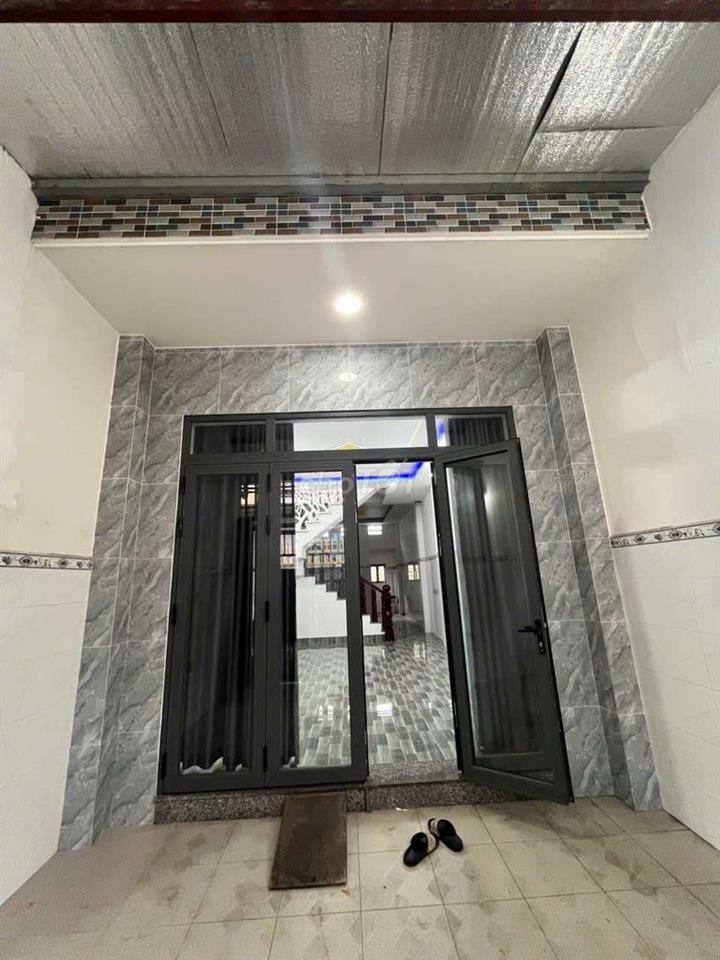 Nhà Tô Ngọc Vân ngay trường học Nguyễn Văn Thệ. DT 4x18m 1 lầu 3pn 9tr