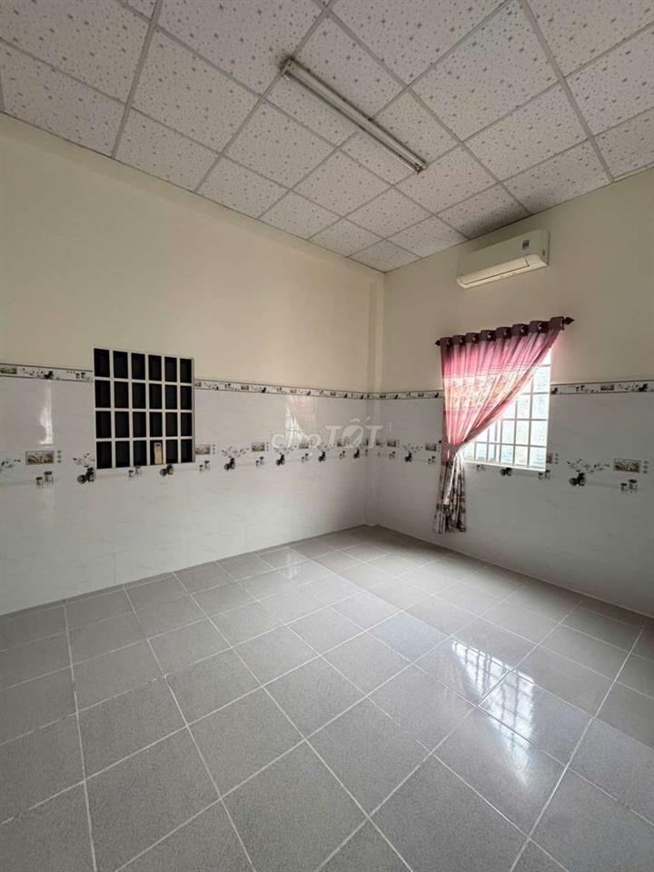 nhà vườn thạnh xuân 52. DT 10x39m có 3pn Sân xe hơi Giá  12tr tháng