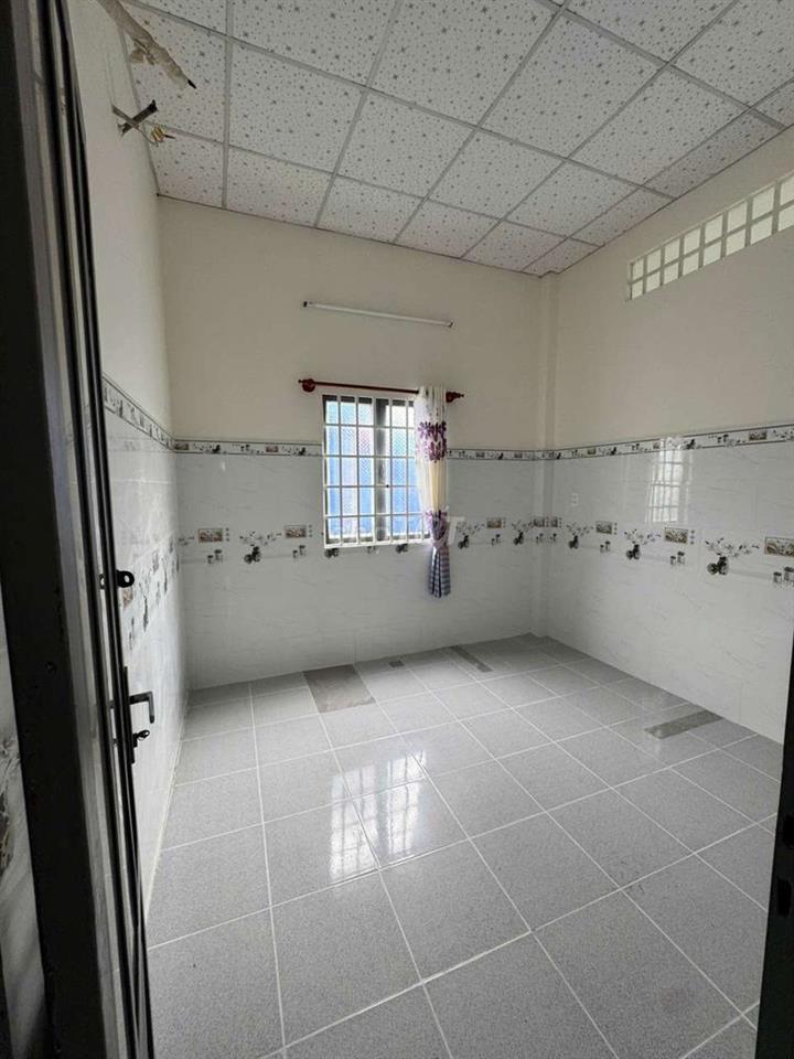 nhà vườn thạnh xuân 52. DT 10x39m có 3pn Sân xe hơi Giá  12tr tháng