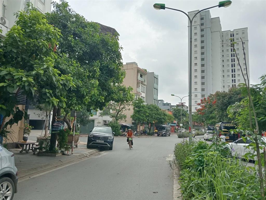 Chính chủ cho thuê mặt bằng kinh doanh mặt đường 25m, view hồ, phố cổ linh, vỉa hè 6m