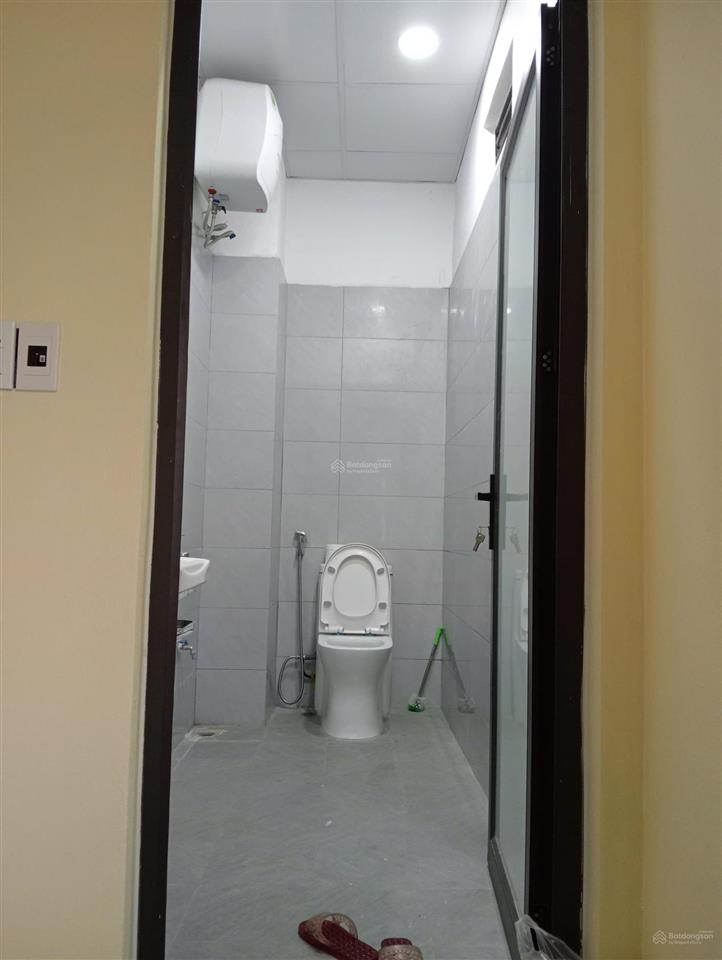 Chính chủ cho thuê văn phòng hạng b mặt tiền 8m, view 2 mặt, ô tô đỗ cửa tại long biên