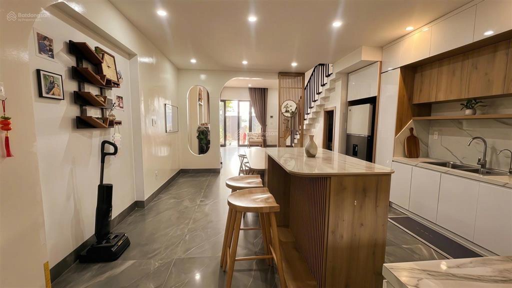 Bán nhà 3 tầng phan hoan nam hoà xuân, view trường kinh doanh cực tốt, 3pn 3wc diên tích đất 125m2