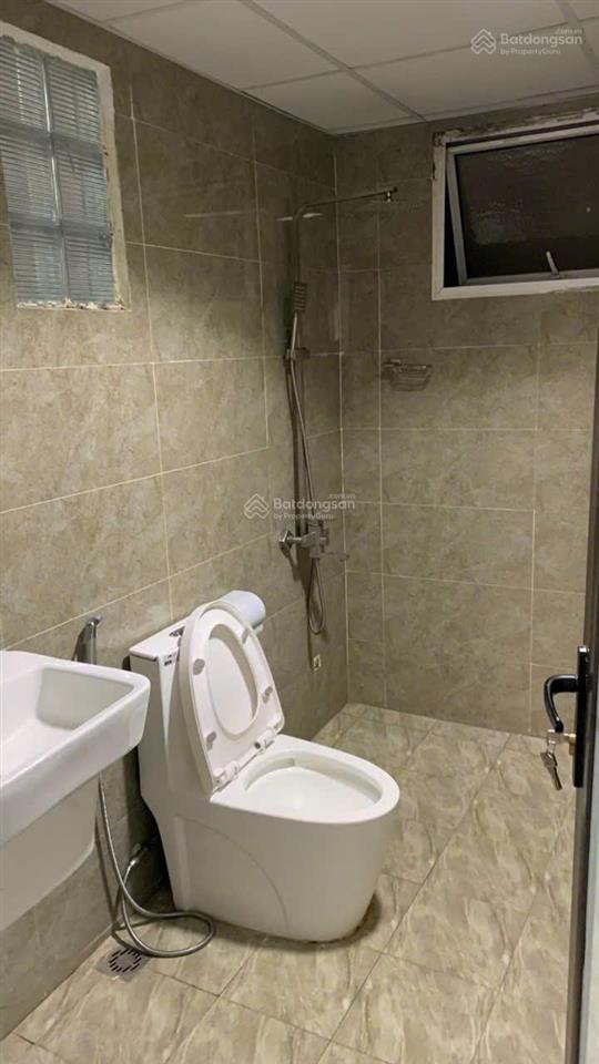 Chính chủ cho thuê nhà nguyên căn 147/562 đường láng  gần chợ, 5 tầng, phù hợp ở và làm văn phòng