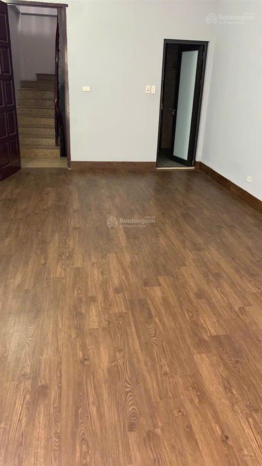 Chính chủ cho thuê nhà nguyên căn 147/562 đường láng  gần chợ, 5 tầng, phù hợp ở và làm văn phòng