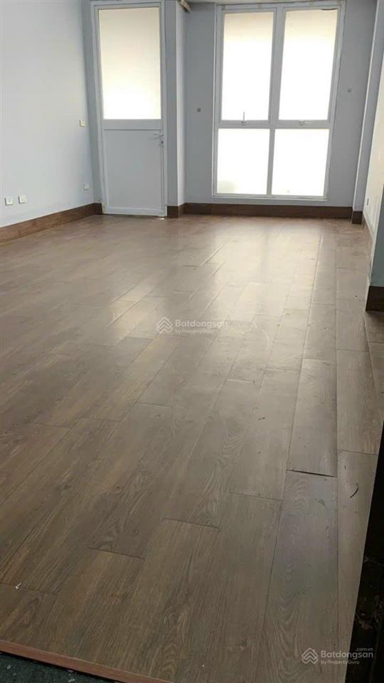 Chính chủ cho thuê nhà nguyên căn 147/562 đường láng  gần chợ, 5 tầng, phù hợp ở và làm văn phòng
