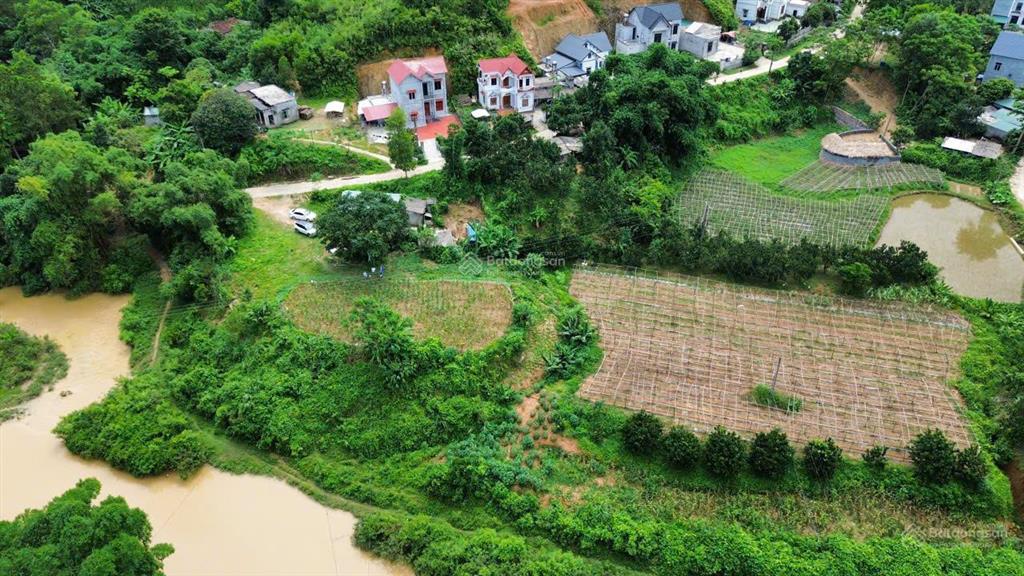 **đất bám suối  thế cao, view thoáng  diện tích đẹp 1.369m*