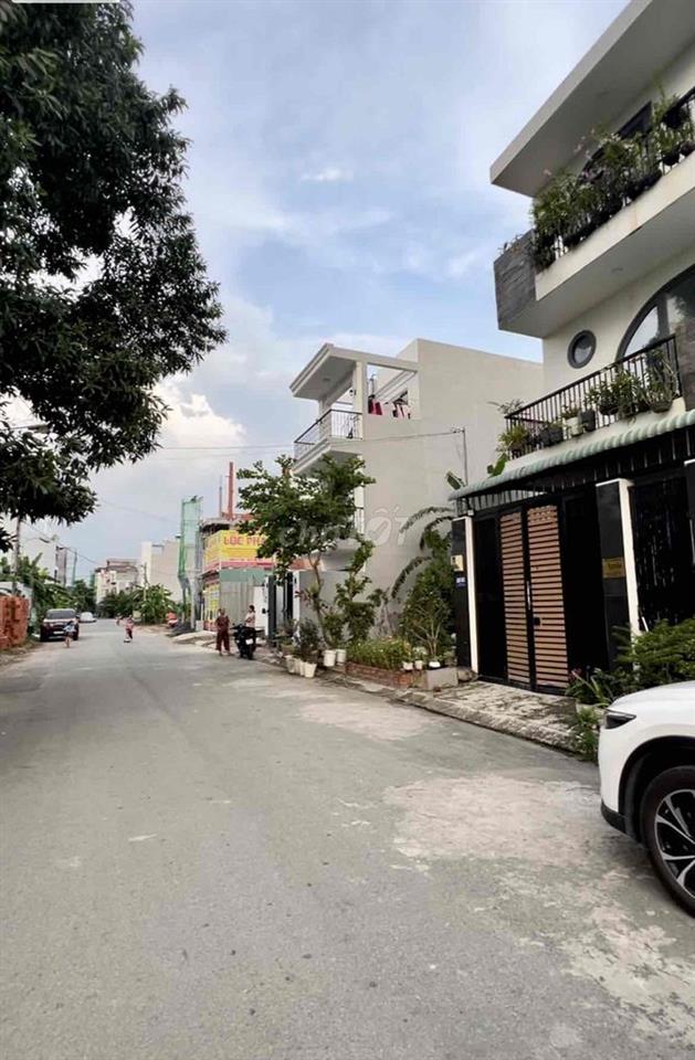 bán gấp nhà C4 gác, trục 10m kdc samsung village, 200 Bưng Ông Thoàn