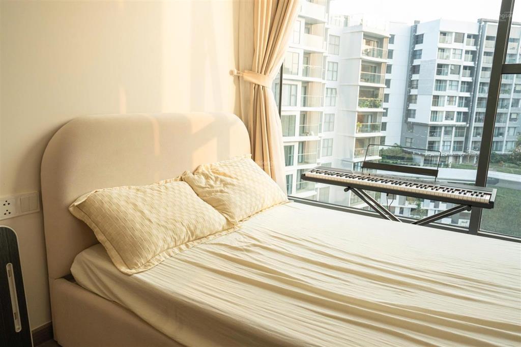 Duy nhất 1 căn 2pn 96m2, view hồ bơi, full nội thất, sẵn hđ thuê, giá chỉ 8.2tỷ btp, xem ngay!