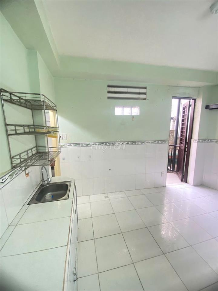 Cho thuê phòng trọ Ngã tư hàng xanh, 4,4 triệu, 20m2, Có Ban công