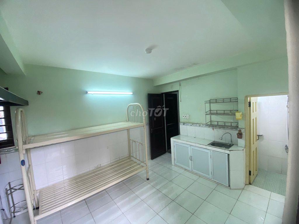 Cho thuê phòng trọ Ngã tư hàng xanh, 4,4 triệu, 20m2, Có Ban công