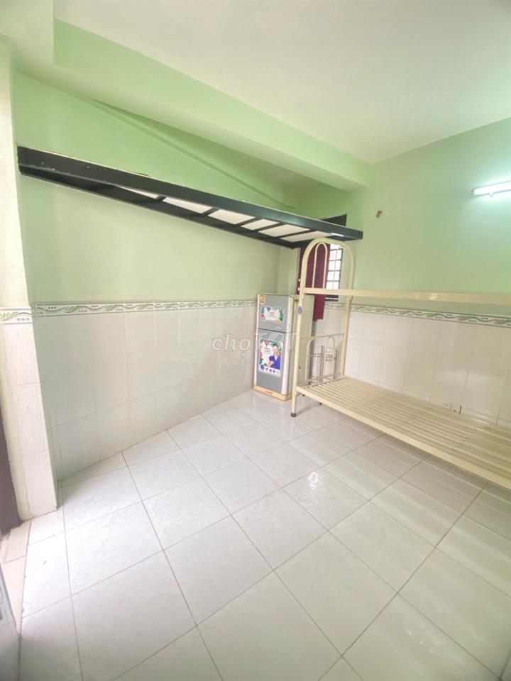 Cho thuê phòng trọ Ngã tư hàng xanh, 4,4 triệu, 20m2, Có Ban công