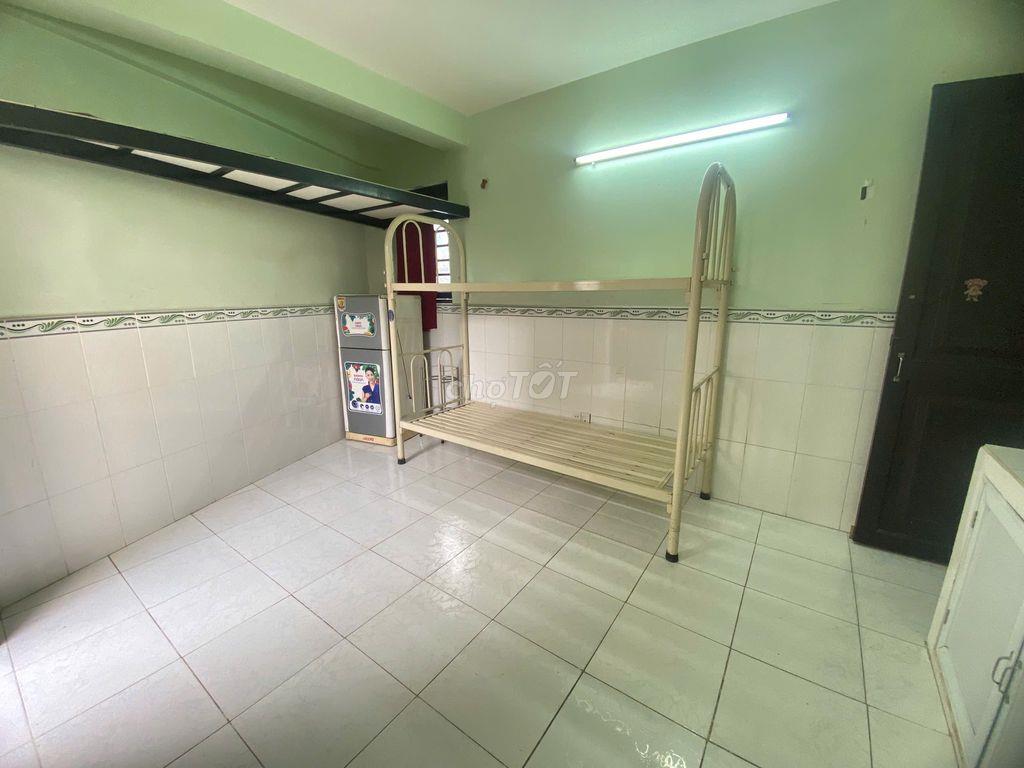 Cho thuê phòng trọ Ngã tư hàng xanh, 4,4 triệu, 20m2, Có Ban công