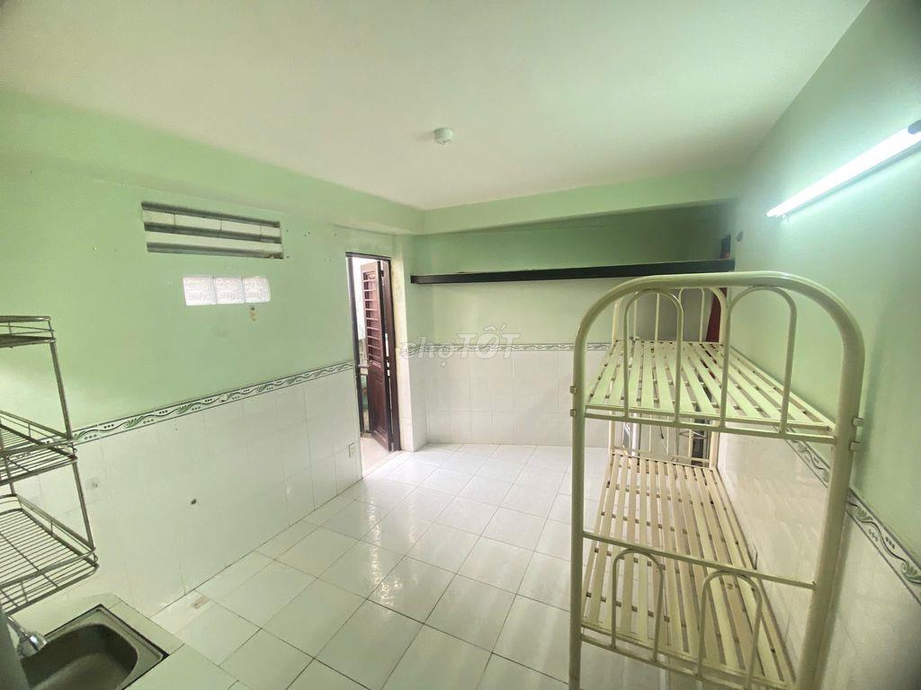 Cho thuê phòng trọ Ngã tư hàng xanh, 4,4 triệu, 20m2, Có Ban công