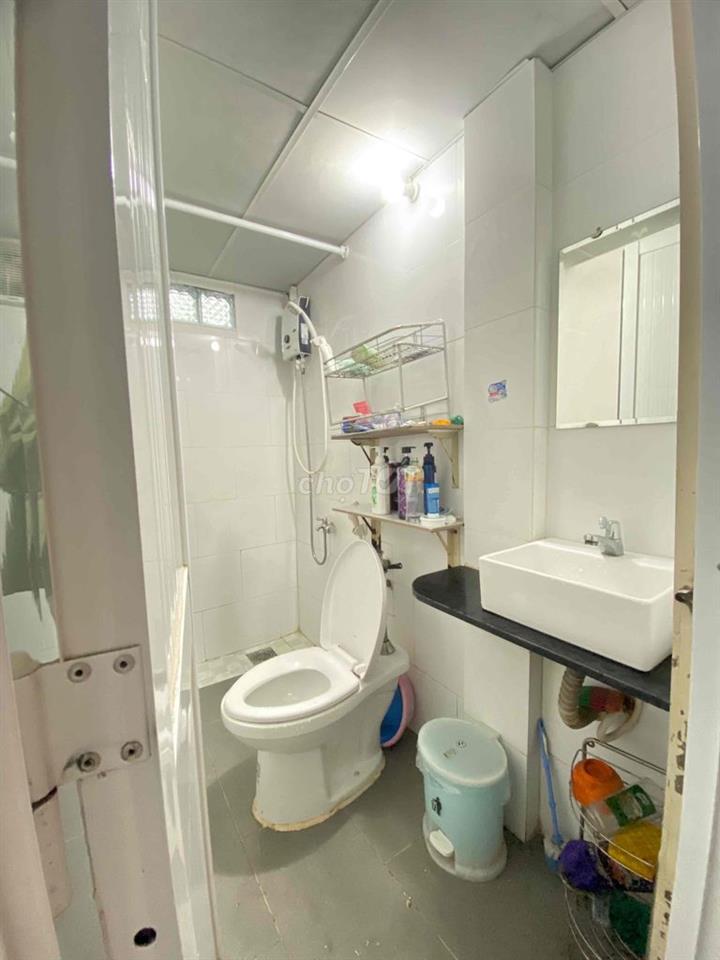 Phòng riêng 2 người - Máy lạnh - Đồng hồ điện riêng - Ngã tư hàng xanh