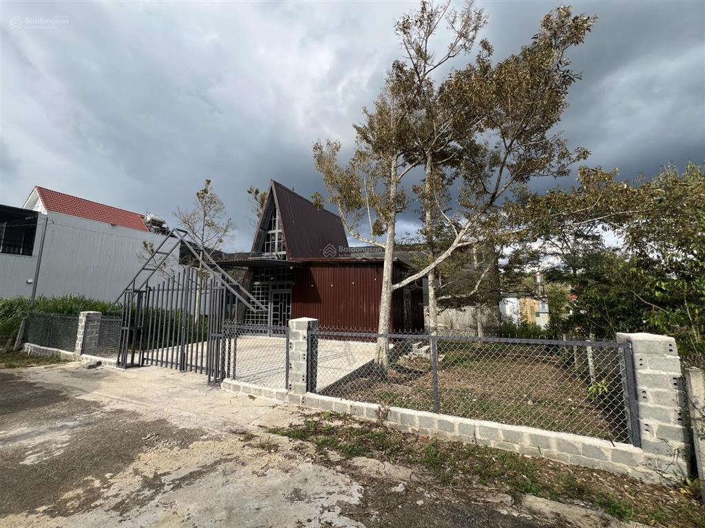 Bán đất tặng nhà tại tt bảo lộc, 597 m2, chính chủ, điện nước đầy đủ