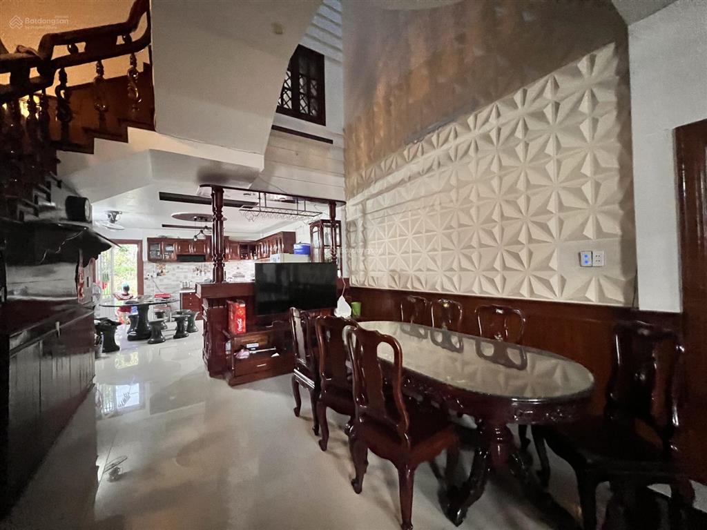 Cho thuê nhà 2 tầng sát biển sơn trà  chân núi sơn trà  100 mét ra biển