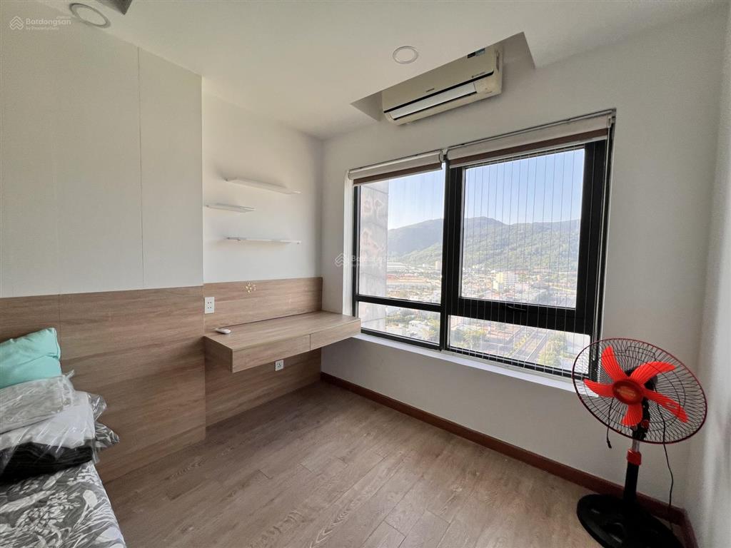 Cho thuê căn hộ 1pn sơn trà ocean view ở ngay cực đẹp tầng cao máy giặt sấy và bàn làm việc
